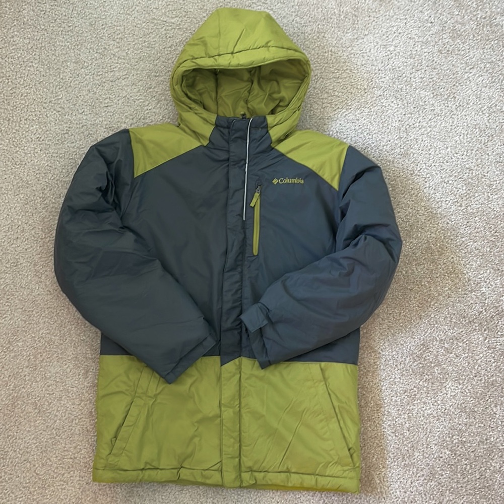 WATERPROOF!  Excellent condition coat, modern and trendy look